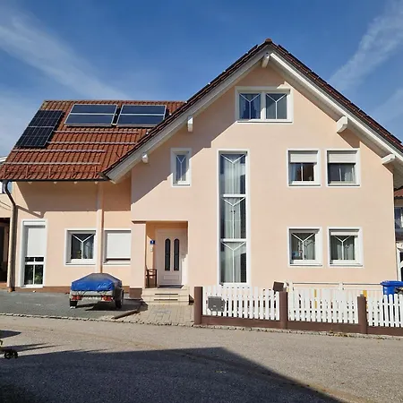 Helle Dachgeschoßwohnung Nr 4 Apartment *