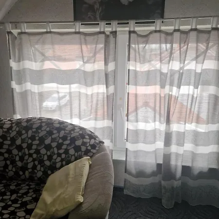 Helle Dachgeschosswohnung Nr 4 アパート Mengkofen